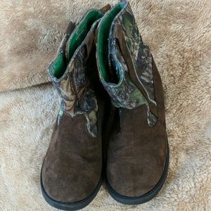 Healthtexcamo brown boots size 9